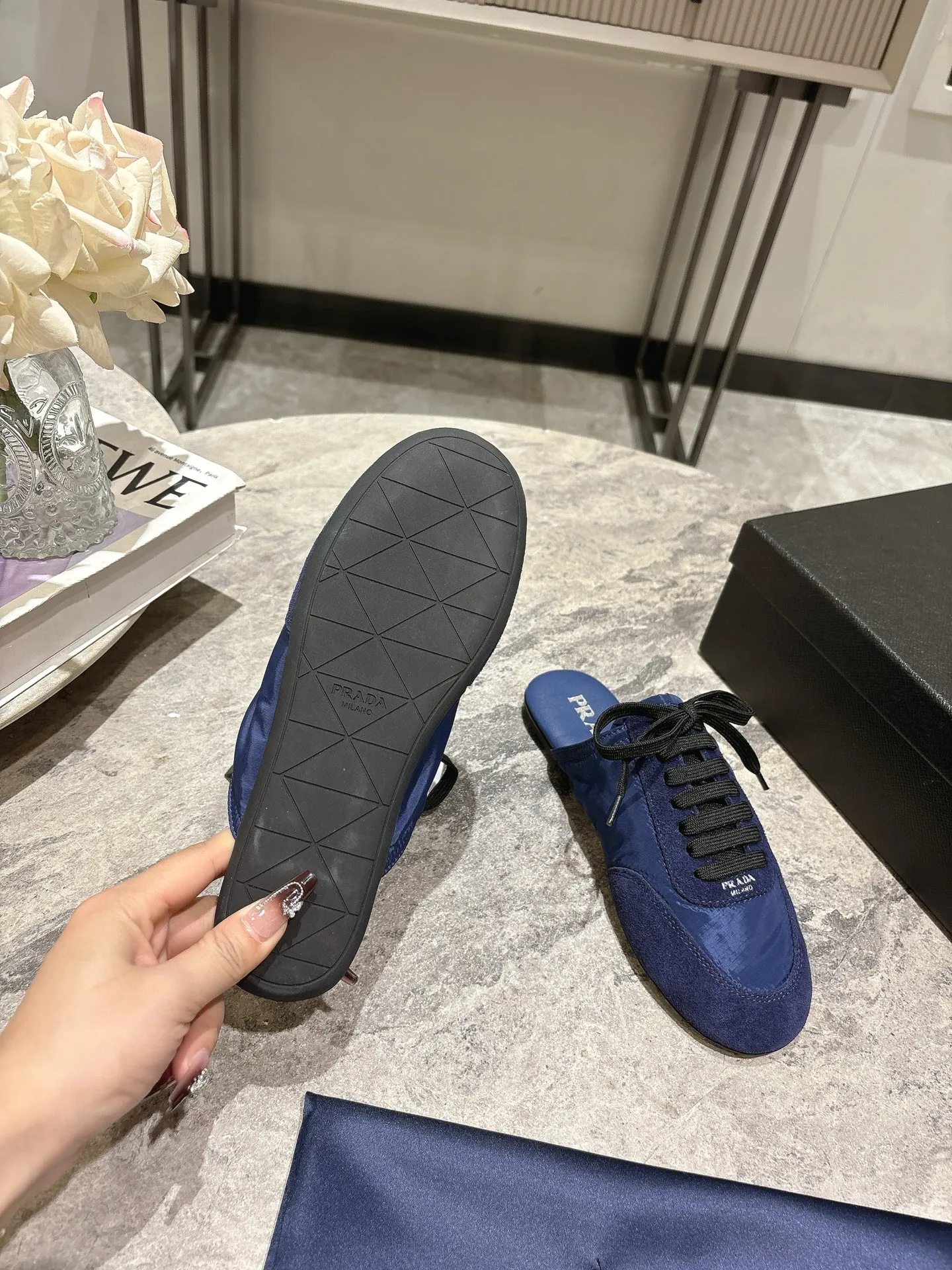 👟👟Ex-factory price 502👟👟 Prada Prada spring and summer show thin-soled moral training shoes for women. The 25ss show style item with the highest export rate. The suede upper has a texture, and the inner sheepskin is wrapped. It is soft and waxy. The insole is thickened with lambskin. It is extremely comfortable to step on, has a sense of support, and feels well wrapped. The shoe shape is full of wrapping, light, easy to wear and practical, a casual shoe, original molded rubber outsole Size: 35-39 (40 41 customized, non-refundable)